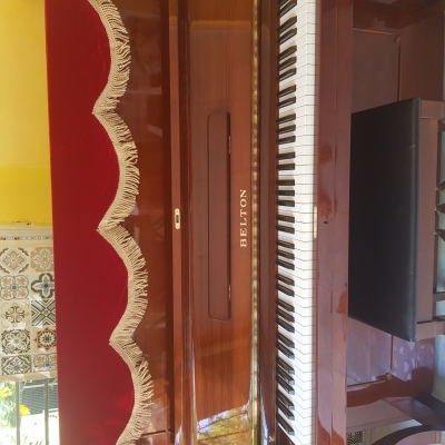 Piano cơ Belton chân cong