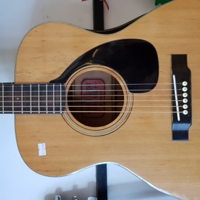 Yamaha FG110 tem đỏ