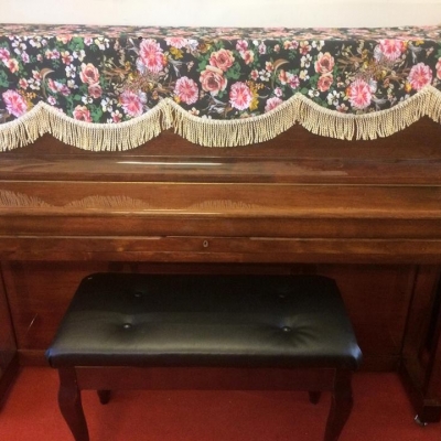 Piano cơ Neyjerman màu gỗ rất đẹp Piano cơ Neyjerman màu gỗ rất đẹp